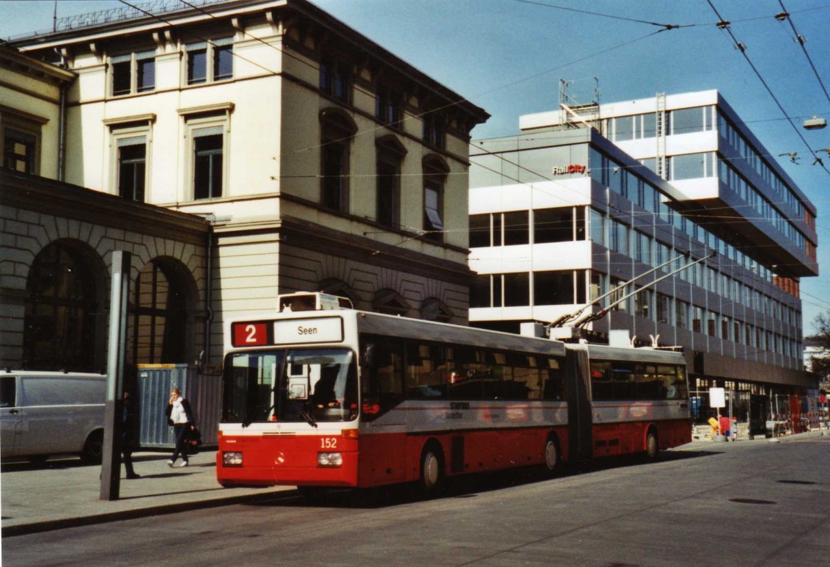 (125'101) - SW Winterthur - Nr. 152 - Mercedes Gelenktrolleybus am 17. M�rz 2010 beim Hauptbahnhof Winterthur