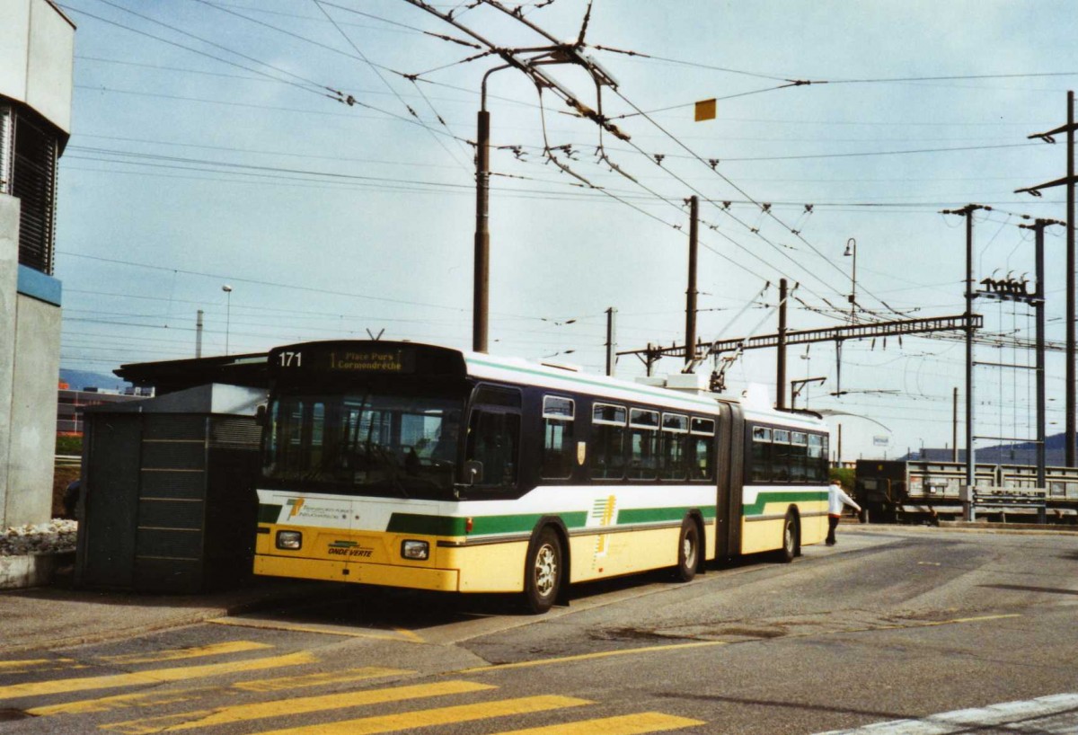 (125'213) - TN Neuch�tel - Nr. 171 - FBW/Hess Gelenktrolleybus am 22. M�rz 2010 beim Bahnhof Marin