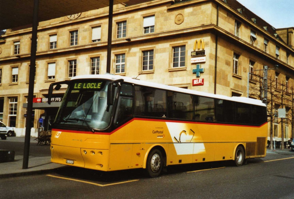 (125'305) - CarPostal Ouest - NE 110'345 - Bova am 22. M�rz 2010 beim Bahnhof Neuch�tel