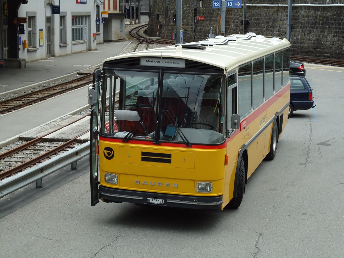 (127'606) - AVG Meiringen - Nr. 74/BE 607'481 - Saurer/R&J (ex P 24'357) am 4. Juli 2010 beim Bahnhof G�schenen