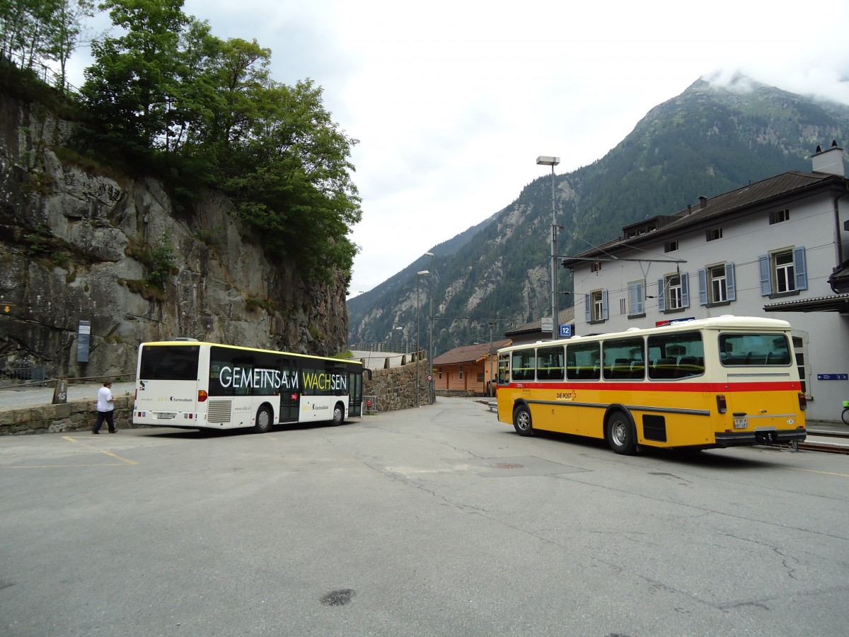 (127'610) - AAGU Altdorf - Nr. 48/UR 9315 - Mercedes + AVG Meiringen - Nr. 74/BE 607'481 - Saurer/R&J (ex P 24'357) am 4. Juli 2010 beim Bahnhof G�schenen