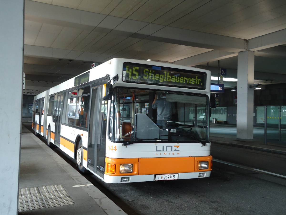 (128'342) - Linz Linien - Nr. 144/L 3144 B - Gr�f&Stift am 8. August 2010 beim Bahnhof Linz