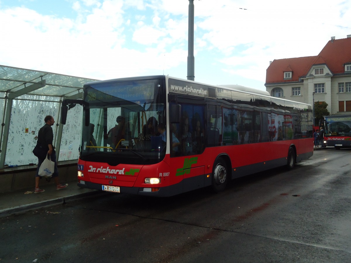 (128'366) - Dr. Richard - Nr. R8807/W 1812 LO - MAN am 9. August 2010 in Wien-Hietzing, Kennedybr�cke
