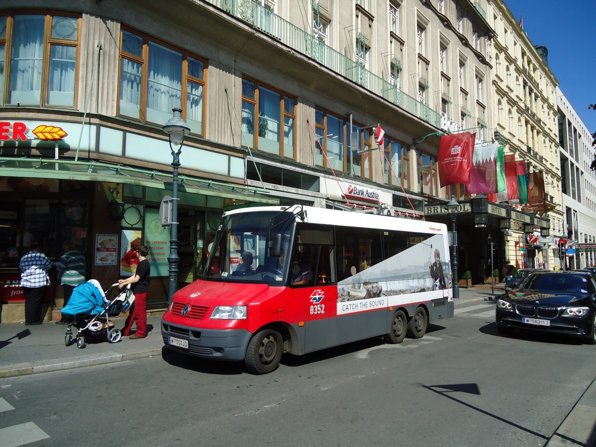 (128'394) - Wiener Linien - Nr. 8352/W 1701 LO - VW/Kutsenits am 9. August 2010 in Wien-K�rntner Ring, Oper