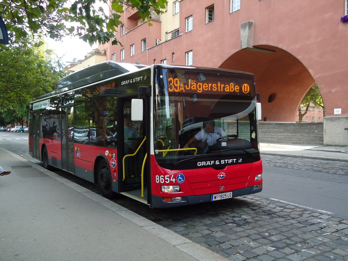 (128'433) - Wiener Linien - Nr. 8654/W 1925 LO - Gr�f&Stift am 9. August 2010 in Wien, Heiligenstadt