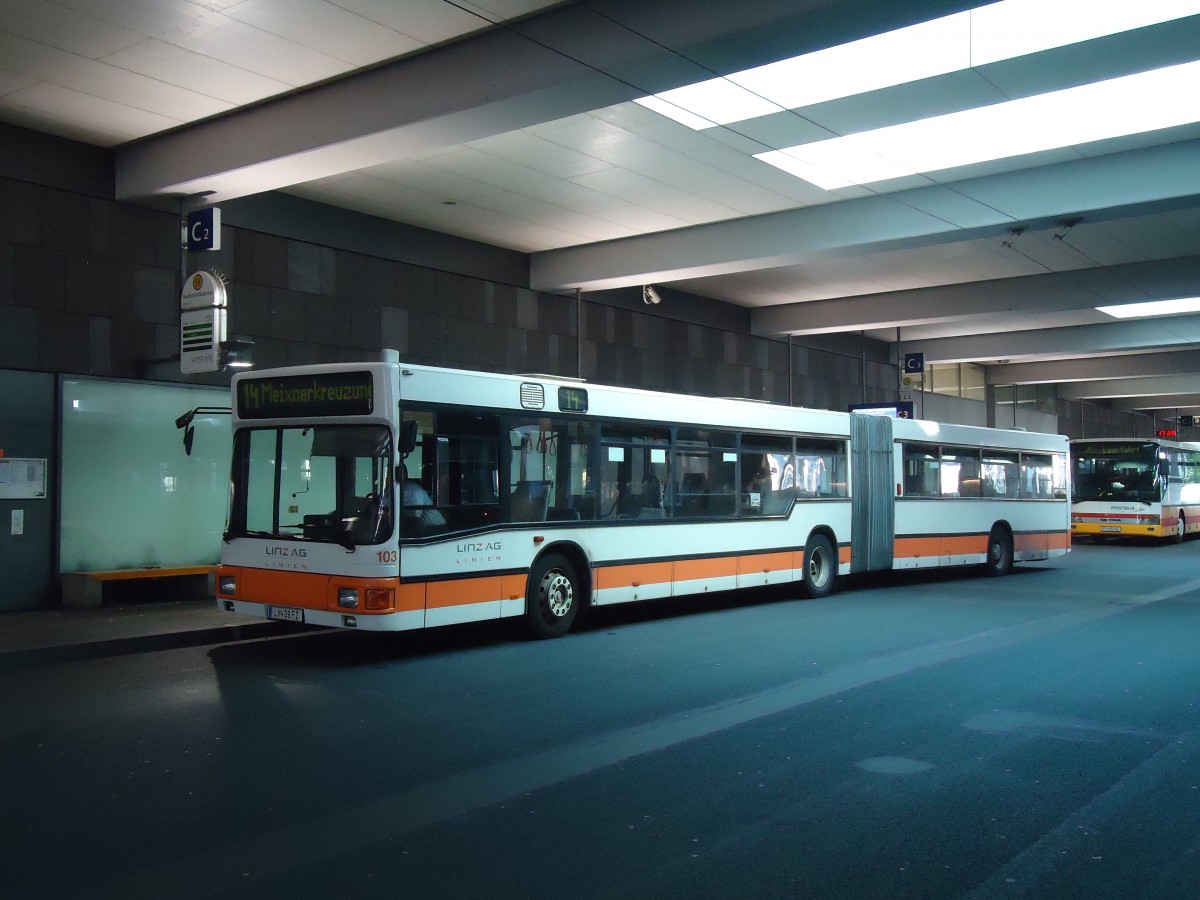 (128'554) - Linz Linien - Nr. 103/L 439 FZ - Gr�f&Stift am 10. August 2010 beim Bahnhof Linz