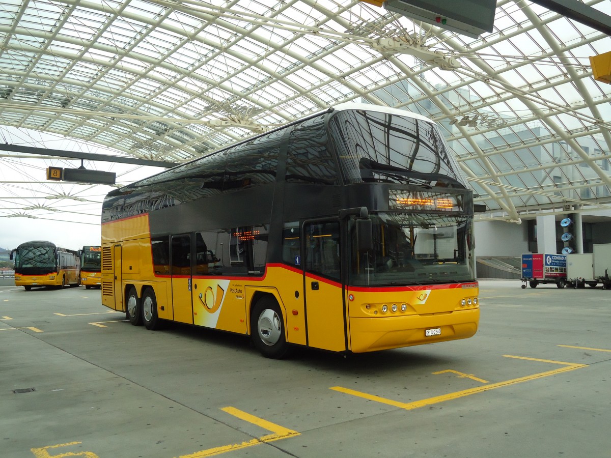 (128'694) - PostAuto Graub�nden - GR 102'368 - Neoplan am 13. August 2010 in Chur, Postautostation