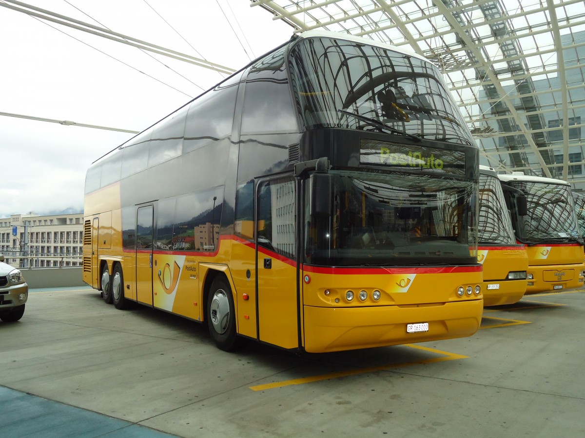 (128'698) - PostAuto Graub�nden - GR 163'000 - Neoplan am 13. August 2010 in Chur, Postautostation