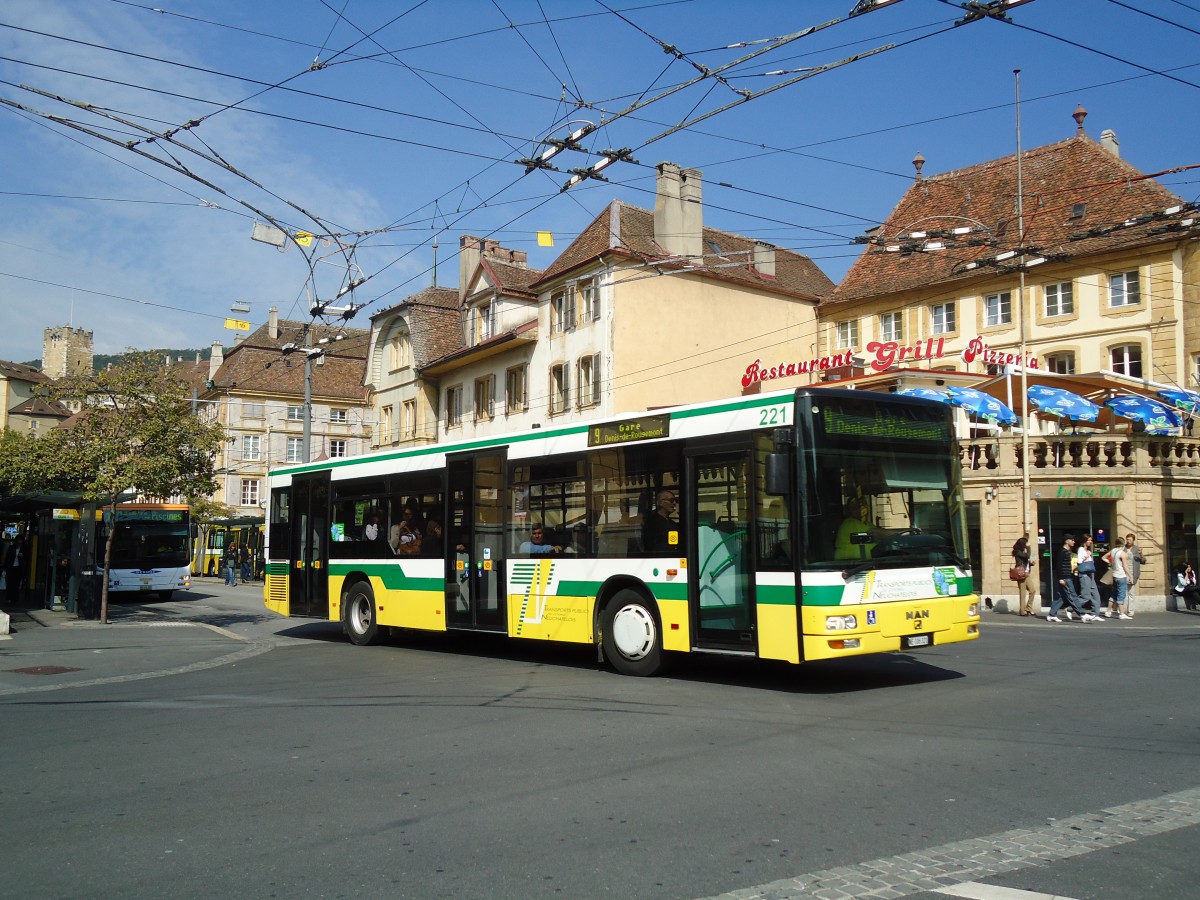 (129'553) - TN Neuch�tel - Nr. 221/NE 106'321 - MAN am 6. September 2010 in Neuch�tel, Place Pury