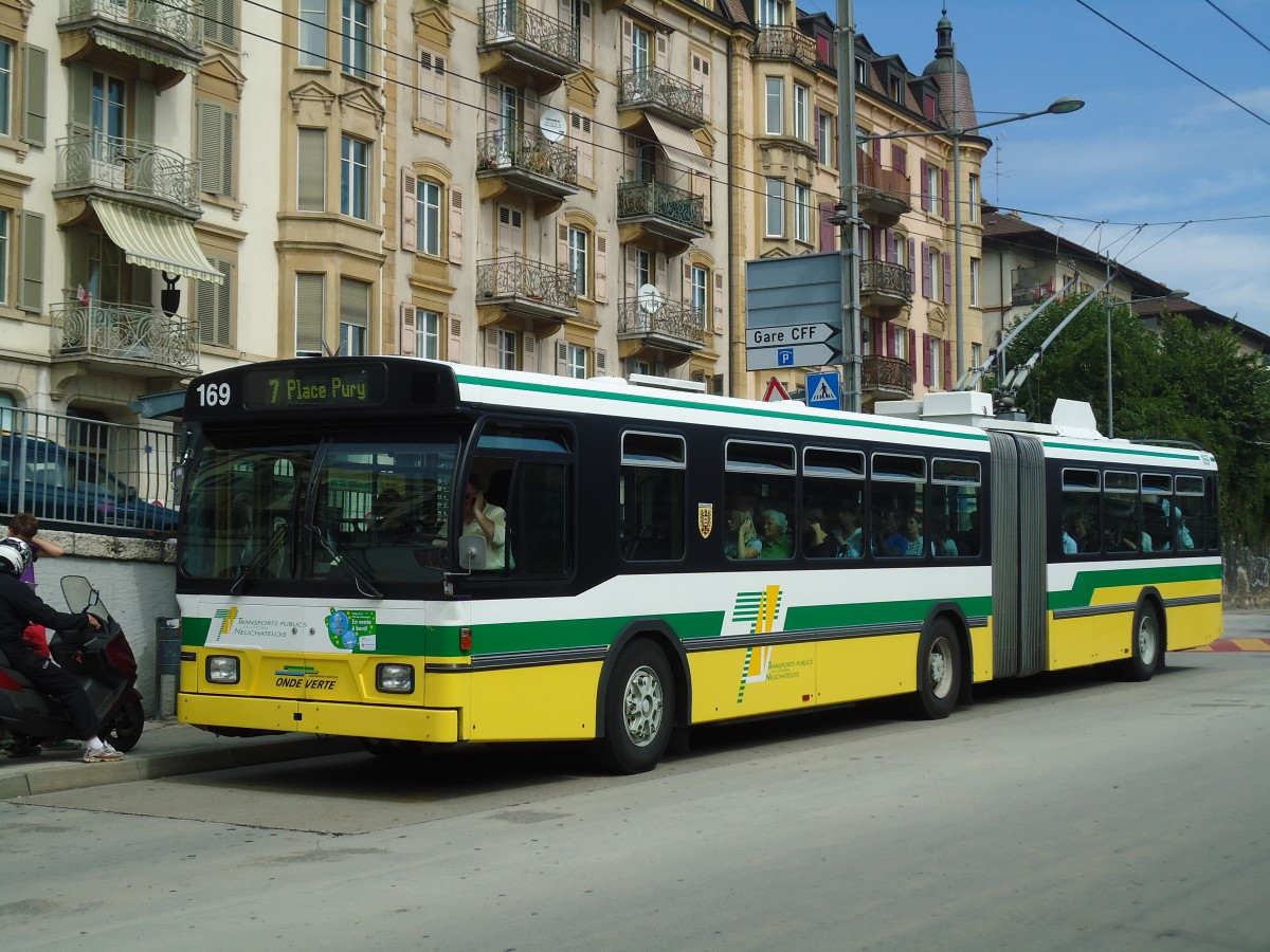 (129'578) - TN Neuch�tel - Nr. 169 - FBW/Hess Gelenktrolleybus am 6. September 2010 beim Bahnhof Neuch�tel
