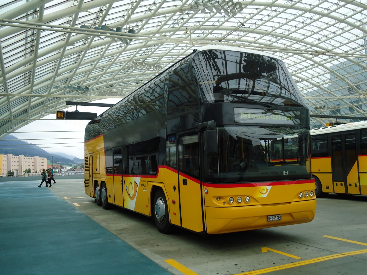 (129'758) - PostAuto Graub�nden - GR 163'000 - Neoplan am 18. September 2010 in Chur, Postautostation