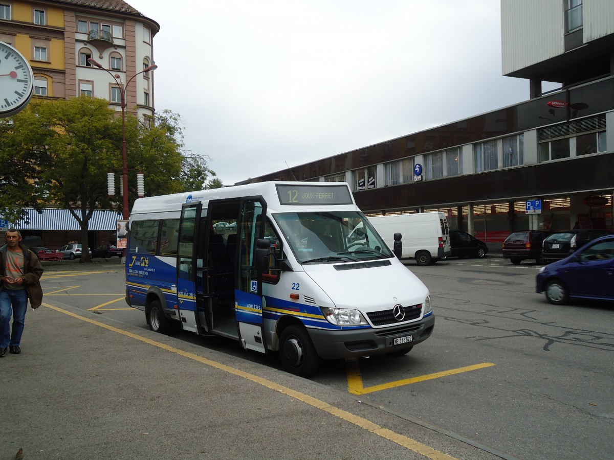 (130'187) - MobiCit�, La Chaux-de-Fonds - Nr. 22/NE 113'822 - Mercedes am 4. Oktober 2010 beim Bahnhof La Chaux-de-Fonds