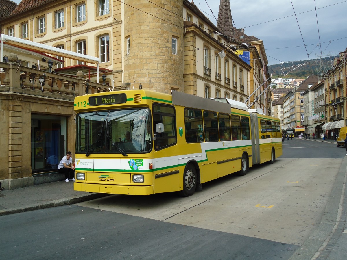 (130'208) - TN Neuch�tel - Nr. 112 - NAW/Hess Gelenktrolleybus am 4. Oktober 2010 in Neuch�tel, Place Pury