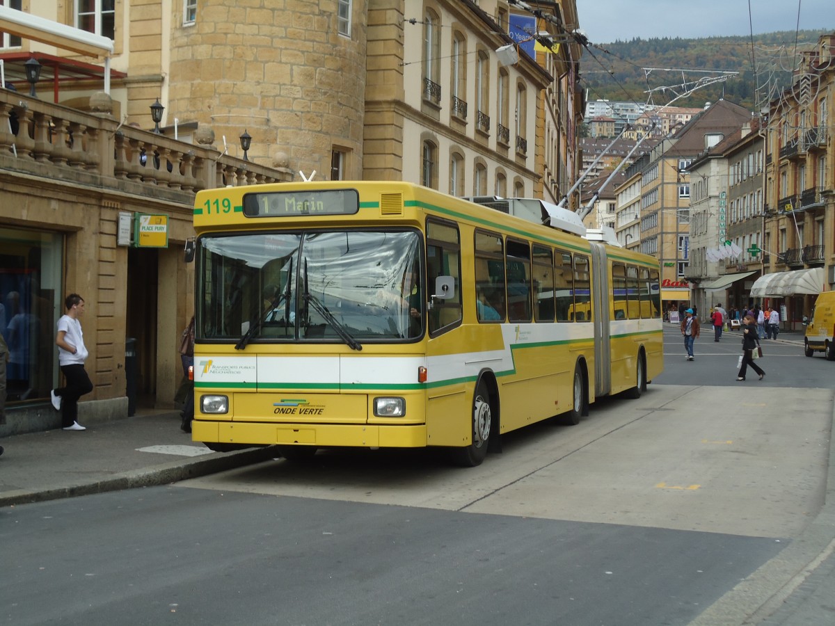 (130'212) - TN Neuch�tel - Nr. 119 - NAW/Hess Gelenktrolleybus am 4. Oktober 2010 in Neuch�tel, Place Pury