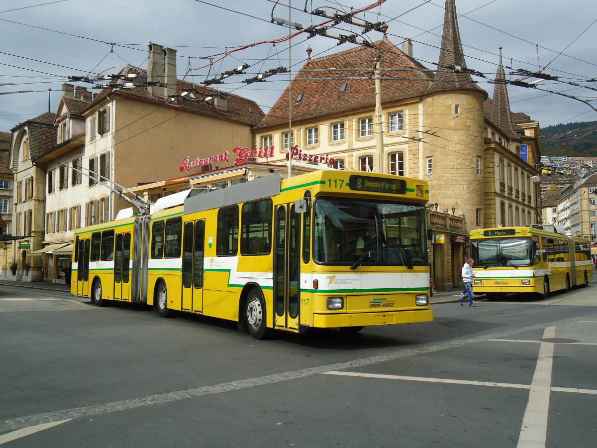 (130'213) - TN Neuch�tel - Nr. 117 - NAW/Hess Gelenktrolleybus am 4. Oktober 2010 in Neuch�tel, Place Pury