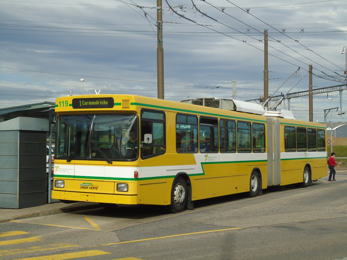 (130'252) - TN Neuch�tel - Nr. 119 - NAW/Hess Gelenktrolleybus am 4. Oktober 2010 beim Bahnhof Marin