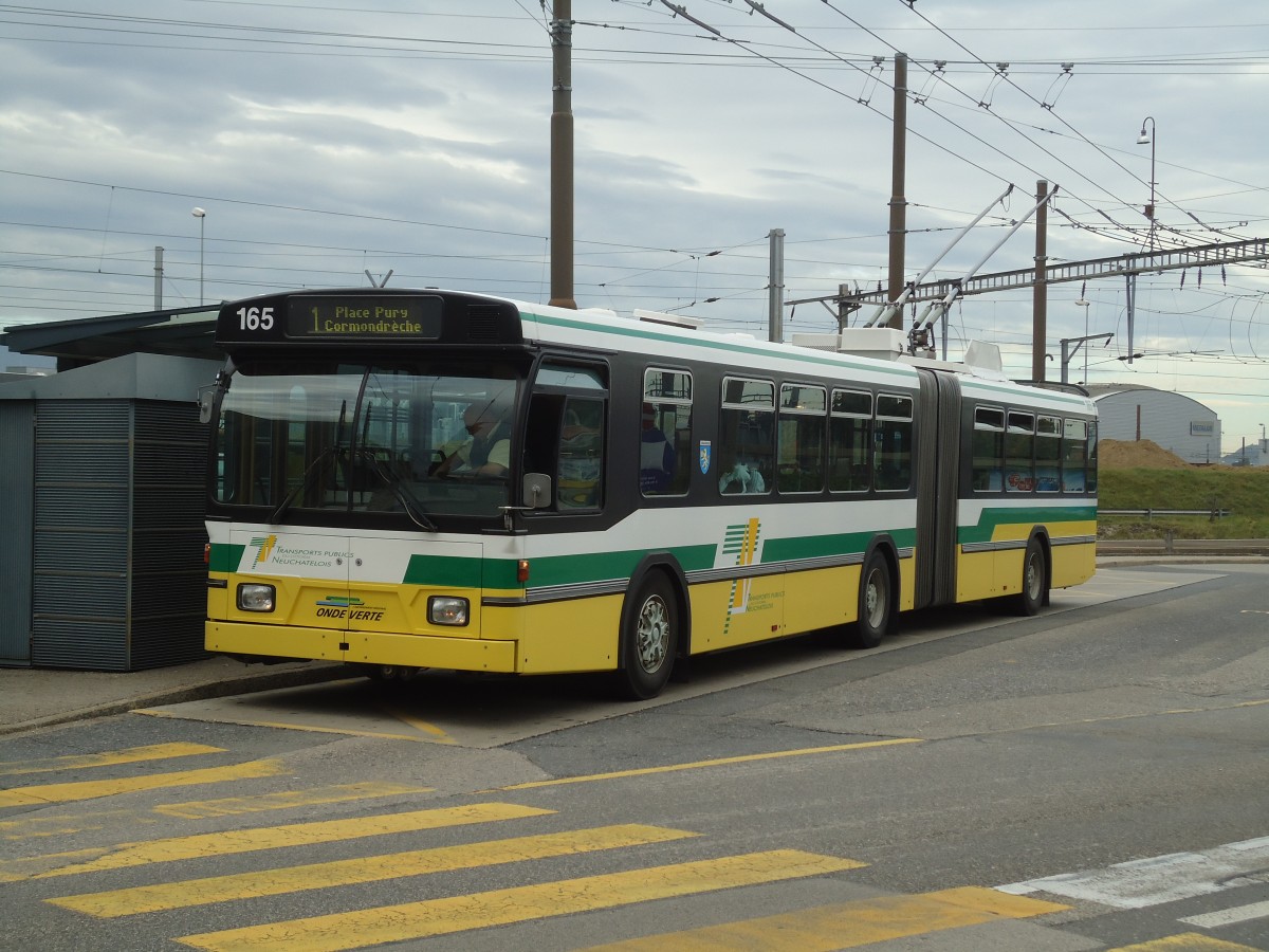 (130'259) - TN Neuch�tel - Nr. 165 - FBW/Hess Gelenktrolleybus am 4. Oktober 2010 beim Bahnhof Marin