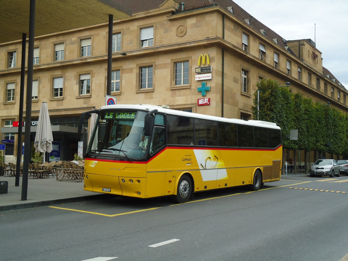 (130'263) - CarPostal Ouest - NE 110'345 - Bova am 4. Oktober 2010 beim Bahnhof Neuch�tel