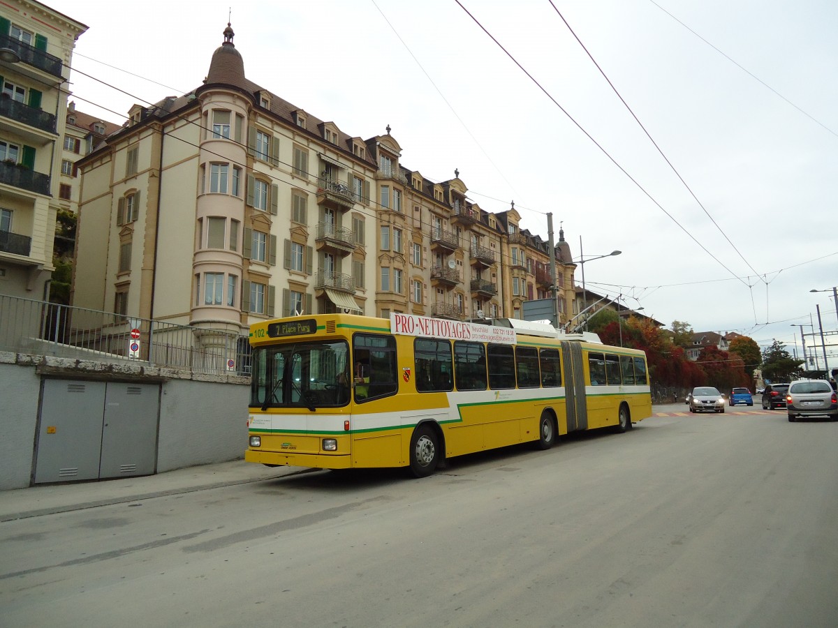 (130'267) - TN Neuch�tel - Nr. 102 - NAW/Hess Gelenktrolleybus am 4. Oktober 2010 beim Bahnhof Neuch�tel