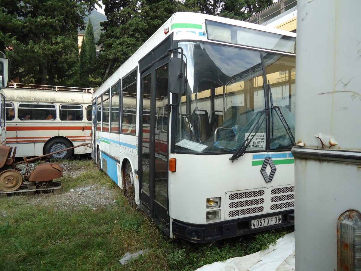 (130'721) - Mus�e Bus, Breil-sur-Roya - 4057 XF 06 - Renault am 16. Oktober 2010 in Breil-sur-Roya, Museum