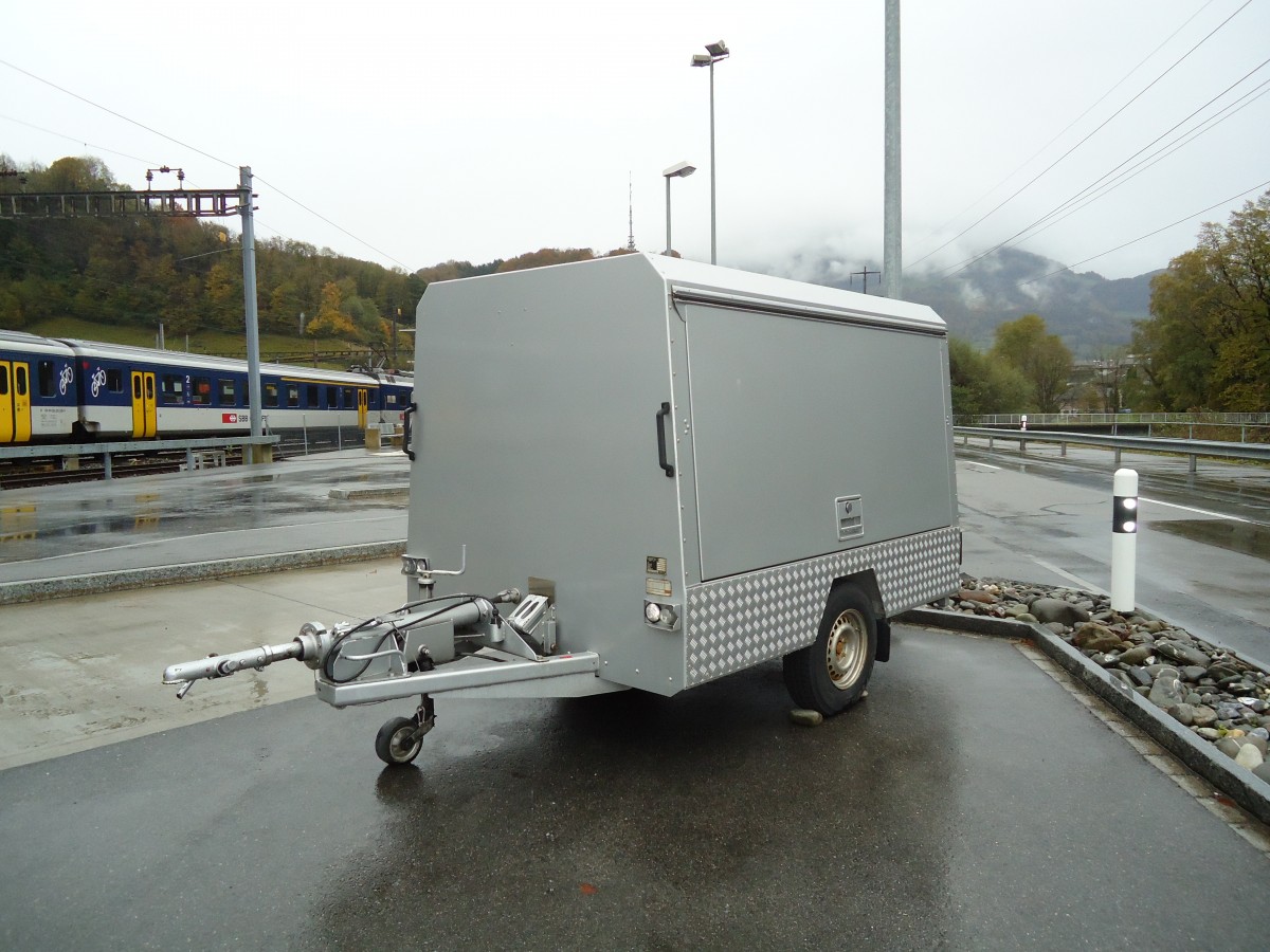 (130'781) - Niederer, Filzbach - GL 32'064 - Zbinden Gep�ckanh�nger (ex P 31'228) am 24. Oktober 2010 beim Bahnhof Ziegelbr�cke