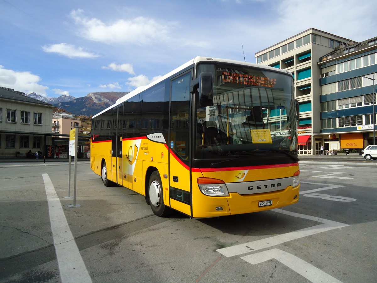 (130'872) - Ev�quoz, Erde - VS 16'098 - Setra am 1. November 2010 beim Bahnhof Sion