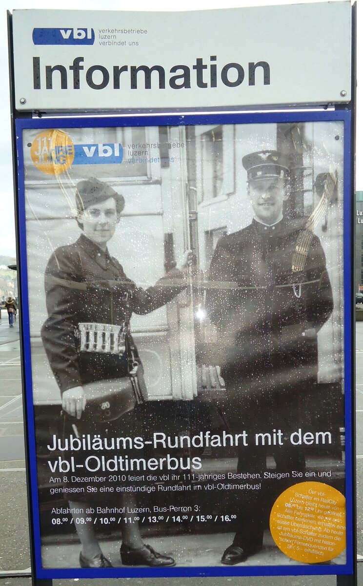 (131'417) - Plakat f�r die Jubil�ums-Rundfahrt mit dem vbl-Oldtimerbus am 8. Dezember 2010 beim Bahnhof Luzern