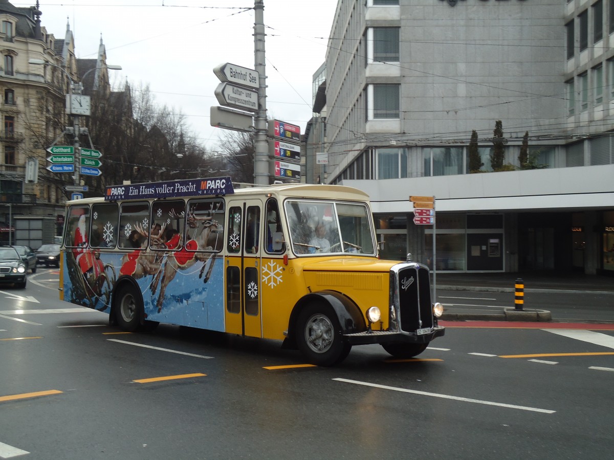 (131'427) - Oldie-Tours Z�risee, Wollerau - Nr. 2/SZ 10'418 - Saurer/R&J (ex Jaggi, Kippel Nr. 4) am 8. Dezember 2010 beim Bahnhof Luzern