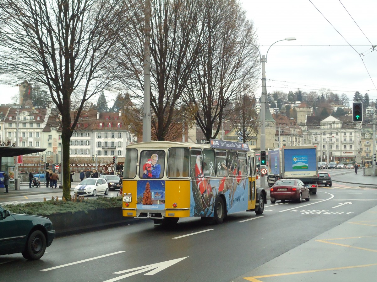 (131'428) - Oldie-Tours Z�risee, Wollerau - Nr. 2/SZ 10'418 - Saurer/R&J (ex Jaggi, Kippel Nr. 4) am 8. Dezember 2010 beim Bahnhof Luzern
