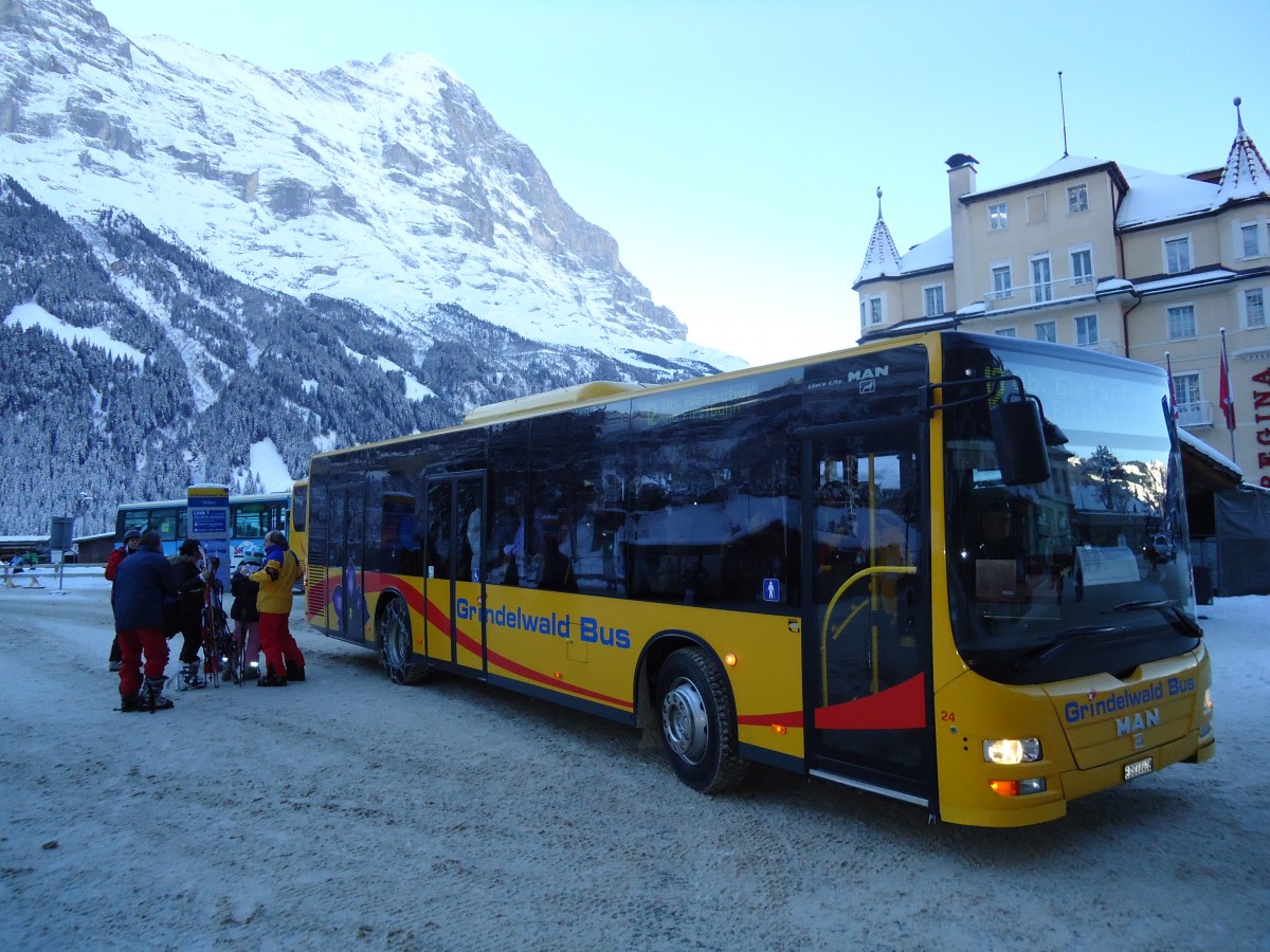 (131'858) - AVG Grindelwald - Nr. 24/BE 364'408 - MAN/G�ppel am 31. Dezember 2010 beim Bahnhof Grindelwald