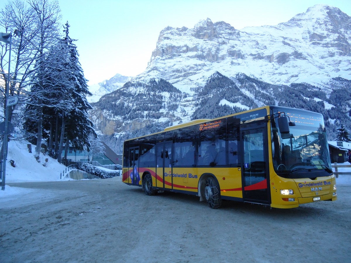 (131'903) - AVG Grindelwald - Nr. 13/BE 407'170 - MAN/G�ppel am 31. Dezember 2010 beim Bahnhof Grindelwald