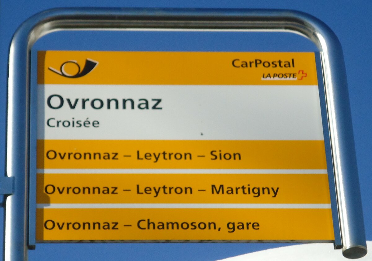 (131'947) - PostAuto-Haltestellenschild - Ovronnaz, Crois�e - am 2. Januar 2011