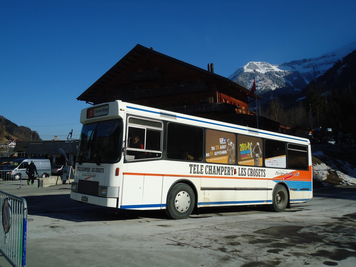 (132'387) - TPC Aigle - VS 324'539 - Volvo am 22. Januar 2011 beim Bahnhof Champ�ry