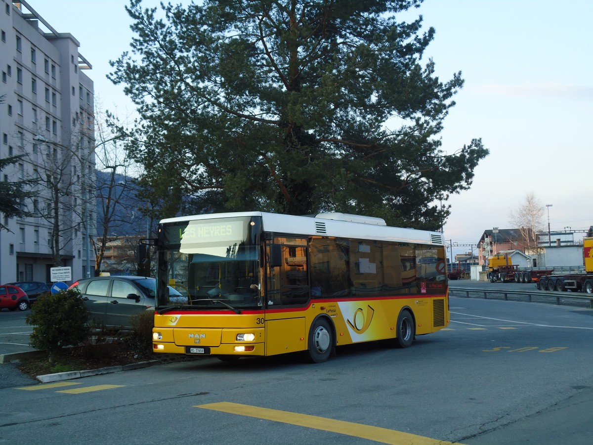 (132'405) - MOB Montreux - Nr. 30/VS 77'659 - MAN/G�ppel am 22. Januar 2011 beim Bahnhof Monthey CFF