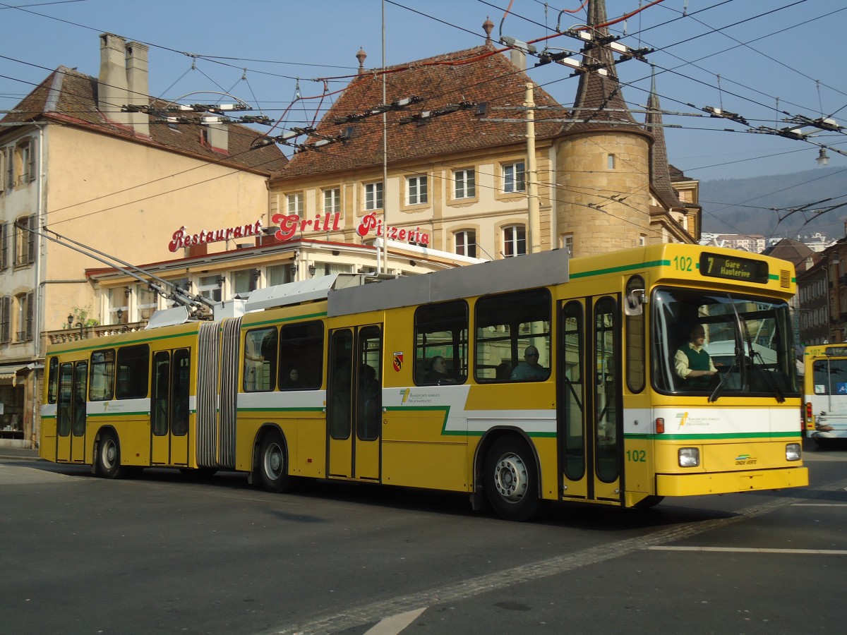 (132'744) - TN Neuch�tel - Nr. 102 - NAW/Hess Gelenktrolleybus am 8. M�rz 2011 in Neuch�tel, Place Pury
