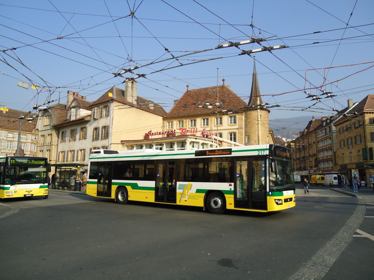 (132'747) - TN Neuch�tel - Nr. 217/NE 99'217 - Volvo am 8. M�rz 2011 in Neuch�tel, Place Pury