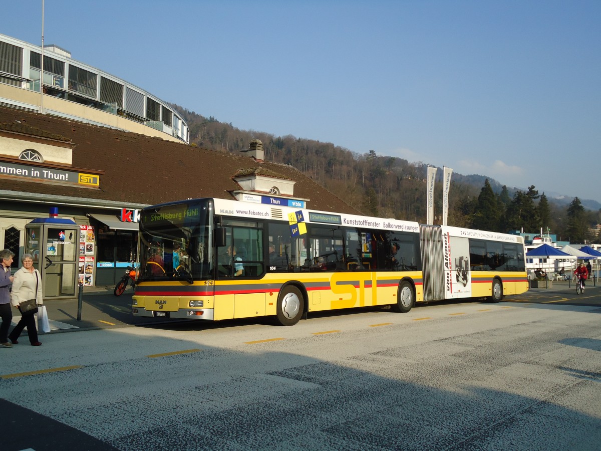 (132'780) - STI Thun - Nr. 104/BE 577'104 - MAN am 8. M�rz 2011 beim Bahnhof Thun