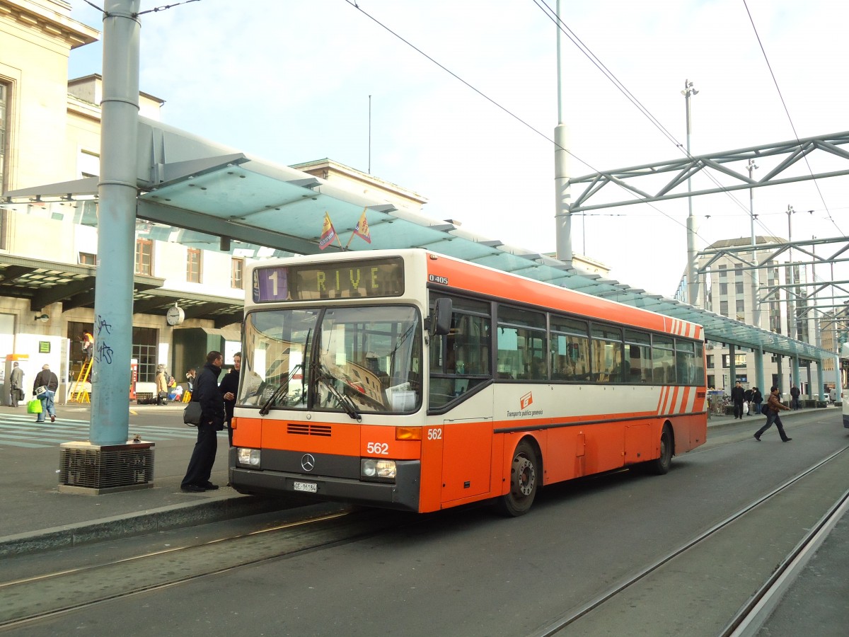 (132'808) - TPG Gen�ve - Nr. 562/GE 96'184 - Mercedes am 10. M�rz 2011 beim Bahnhof Gen�ve
