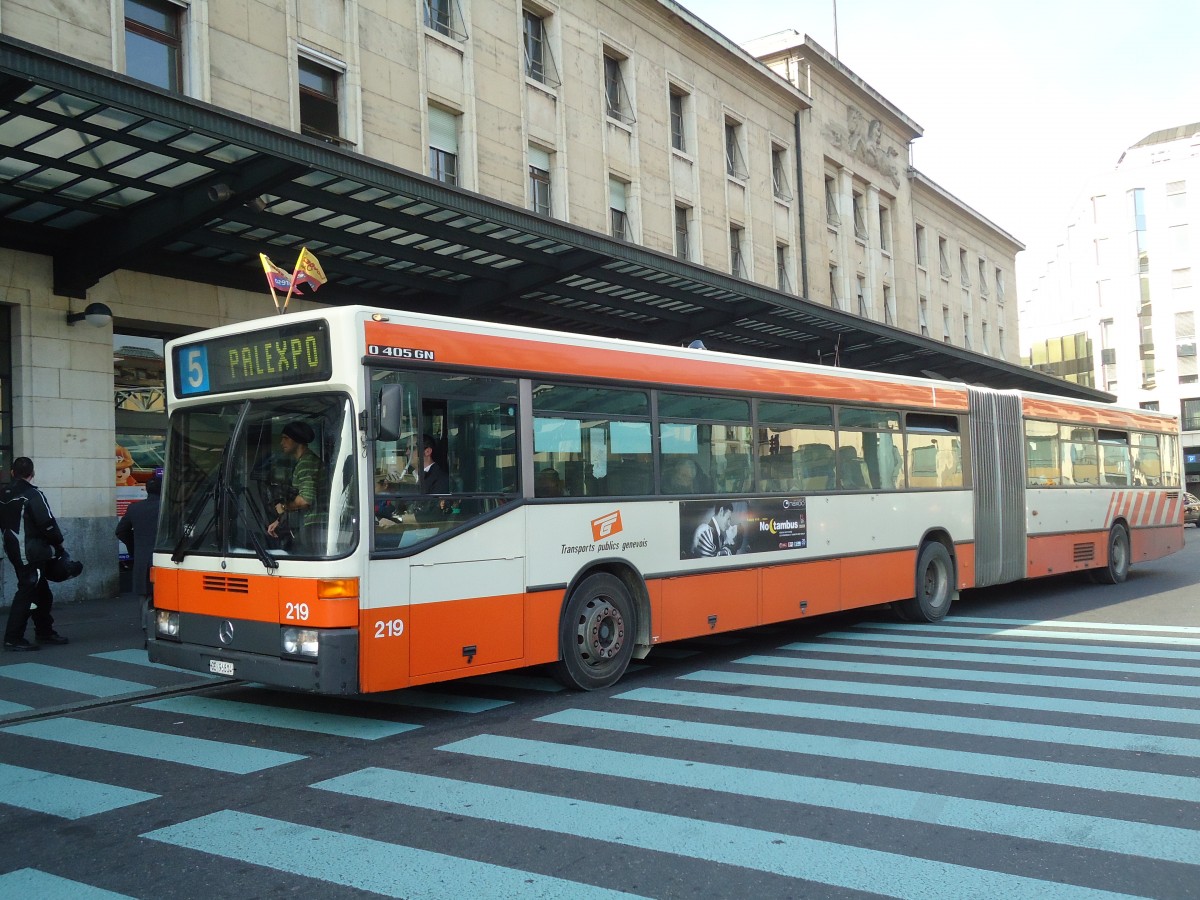 (132'954) - TPG Gen�ve - Nr. 219/GE 96'804 - Mercedes am 10. M�rz 2011 beim Bahnhof Gen�ve