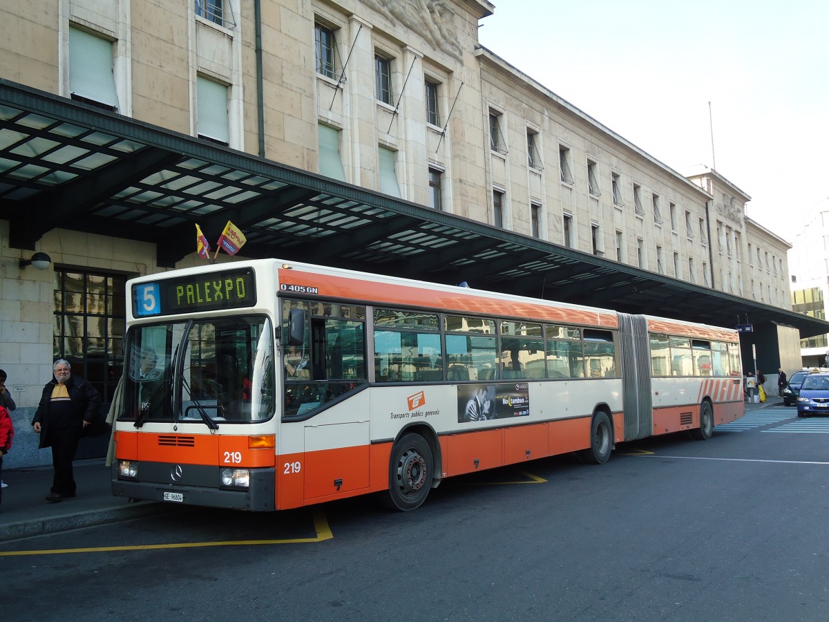 (132'955) - TPG Gen�ve - Nr. 219/GE 96'804 - Mercedes am 10. M�rz 2011 beim Bahnhof Gen�ve