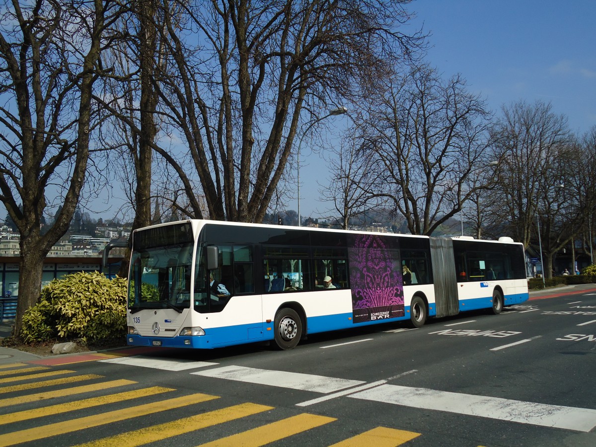 (133'018) - VBL Luzern - Nr. 135/LU 199'435 - Mercedes am 11. M�rz 2011 beim Bahnhof Luzern
