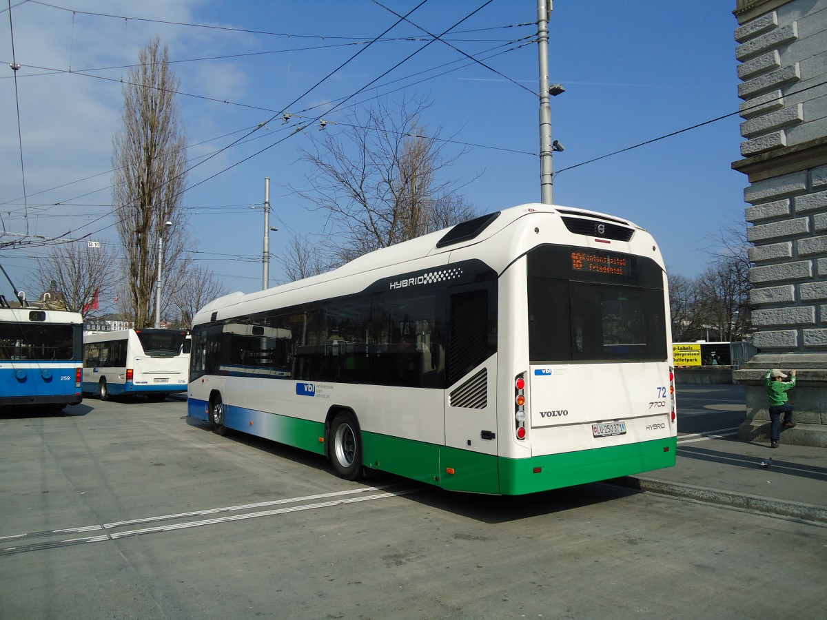 (133'023) - VBL Luzern - Nr. 72/LU 250'371 - Volvo am 11. M�rz 2011 beim Bahnhof Luzern
