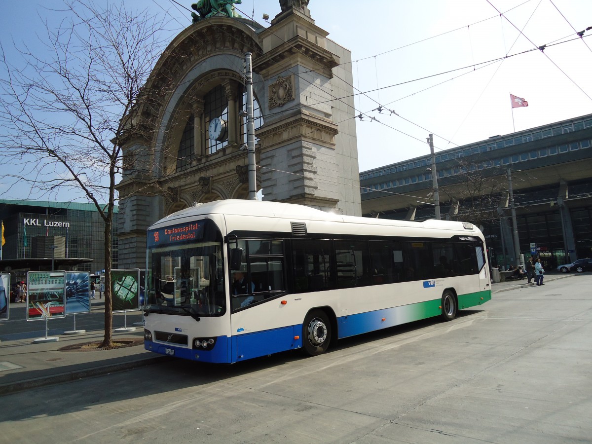 (133'024) - VBL Luzern - Nr. 72/LU 250'371 - Volvo am 11. M�rz 2011 beim Bahnhof Luzern