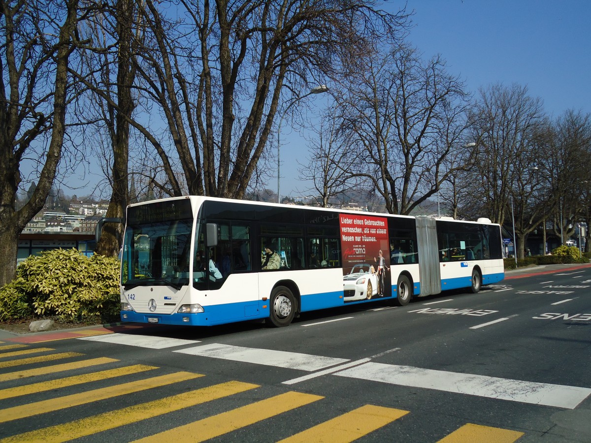 (133'040) - VBL Luzern - Nr. 142/LU 199'442 - Mercedes am 11. M�rz 2011 beim Bahnhof Luzern