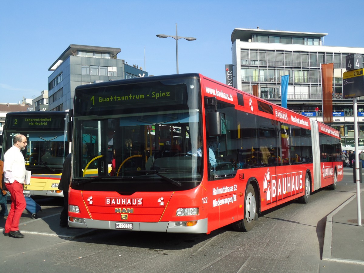 (133'064) - STI Thun - Nr. 122/BE 700'122 - MAN am 12. M�rz 2011 beim Bahnhof Thun