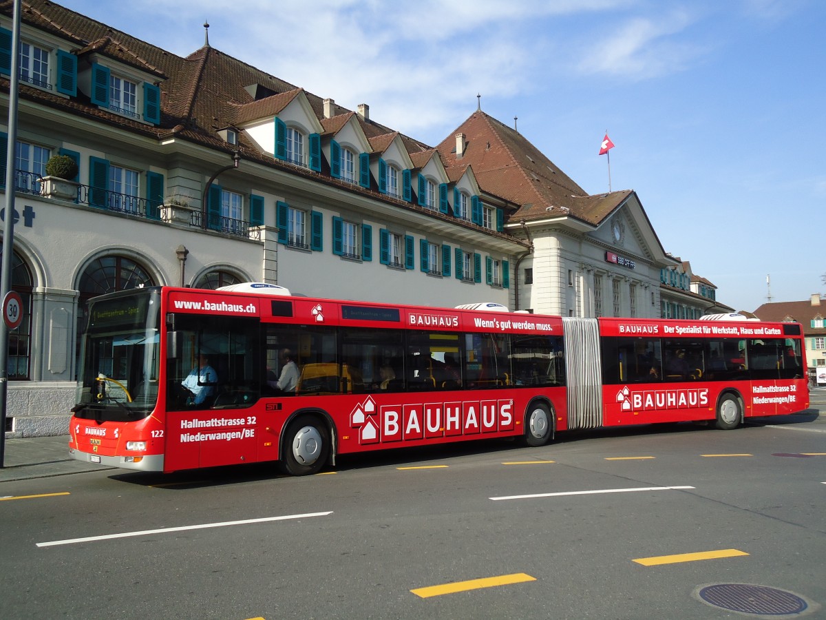 (133'065) - STI Thun - Nr. 122/BE 700'122 - MAN am 12. M�rz 2011 beim Bahnhof Thun