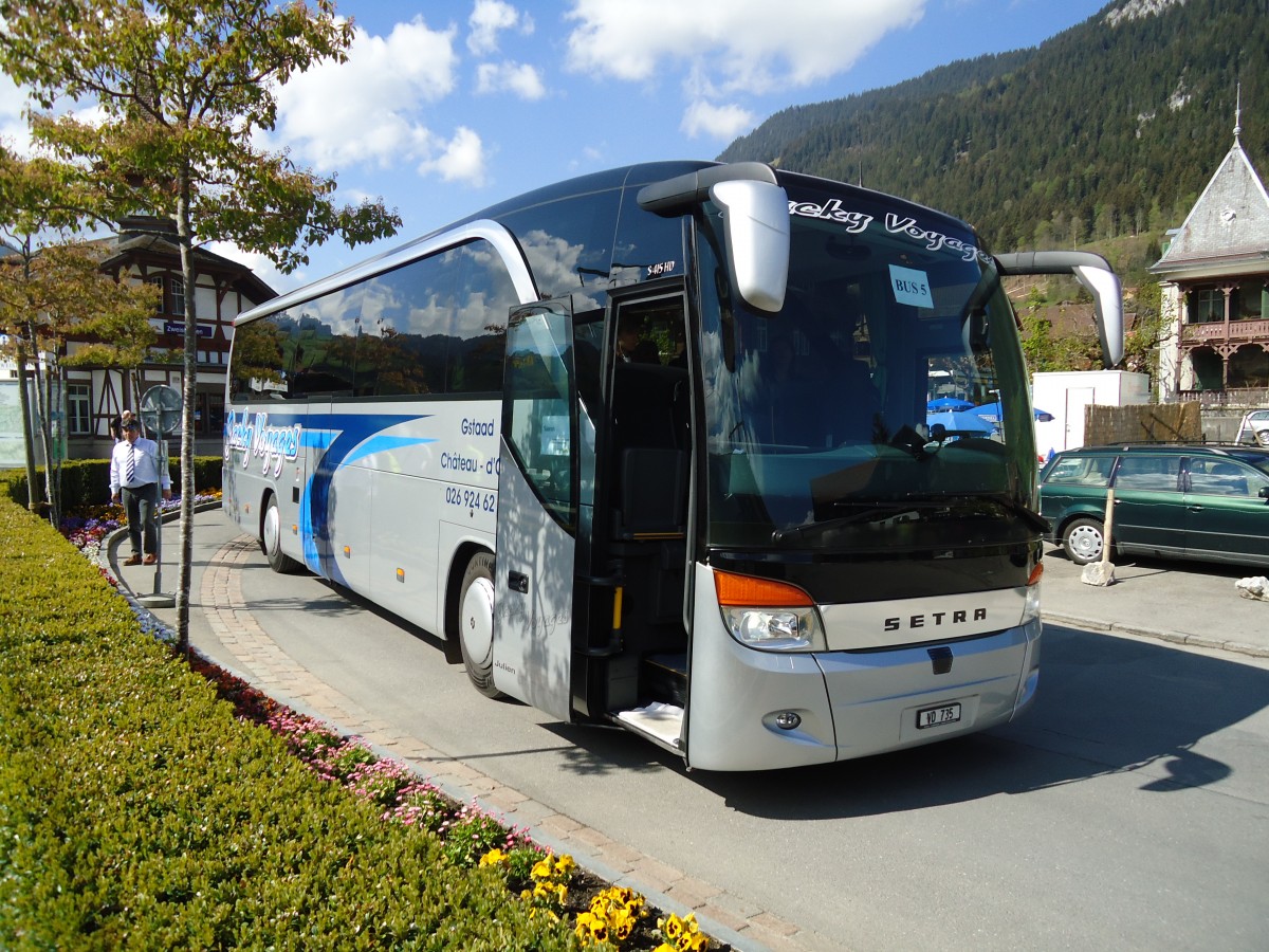 (133'496) - Jacky Voyages, Ch�teau-d'Oex - VD 735 - Setra am 30. April 2011 beim Bahnhof Zweisimmen