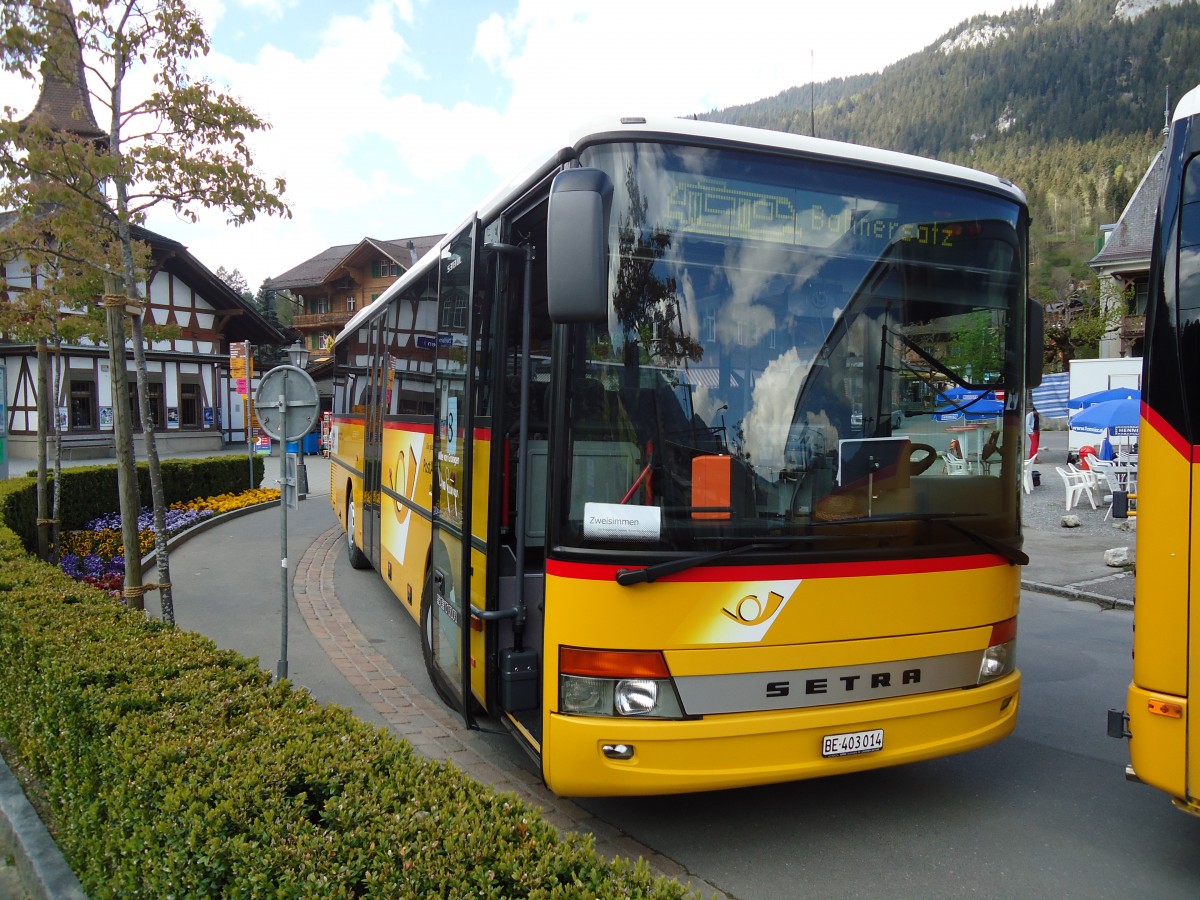 (133'501) - K�bli, Gstaad - BE 403'014 - Setra am 30. April 2011 beim Bahnhof Zweisimmen