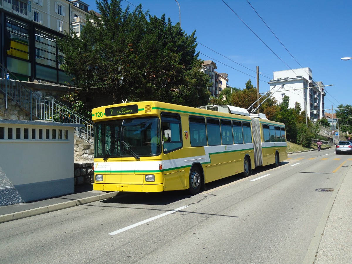 (135'032) - TN Neuch�tel - Nr. 120 - NAW/Hess Gelenktrolleybus am 11. Juli 2011 beim Bahnhof Neuch�tel