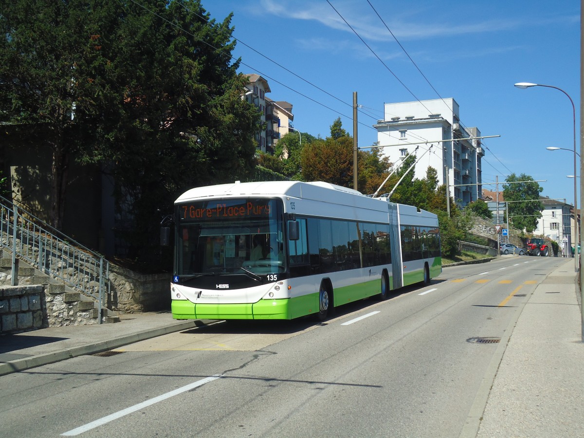 (135'034) - TN Neuch�tel - Nr. 135 - Hess/Hess Gelenktrolleybus am 11. Juli 2011 beim Bahnhof Neuch�tel